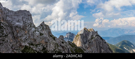 Panorama der Berg Buconig Kette und Gipfel. Vom Mount Traunig, Travnik auf Mangart Sattel genommen. Grenze zwischen Slowenien und Italien. Europa Stockfoto