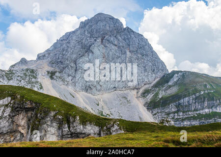 Detailansicht auf der westlichen Wand des Monte Mangart in den Julischen Alpen. Von Mangart Sattel, im Triglav National Park. Grenze zu Slowenien und Italien Stockfoto