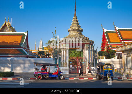 Tuk-Tuks (Dreirad Taxi) außerhalb von einem Tor zum Wat Po, eine Sehenswürdigkeit Tempel in Bangkok, Thailand geparkt, und die Heimat des berühmten Liegenden Buddha Stockfoto