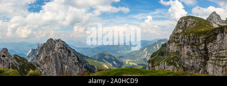 Panorama der Julischen Alpen mit Fusine in Valromana, Mount Buconig und Mangart Kette. Vom Mount Traunig, Travnik, in der Nähe von Mangard Sattel genommen. Italien. Stockfoto