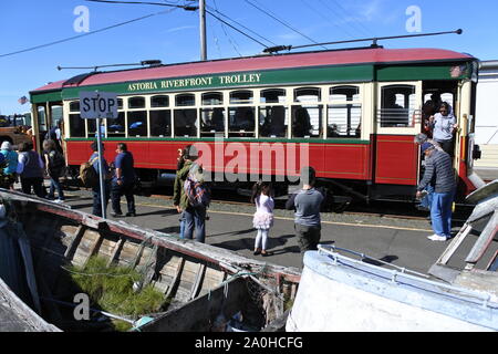 Am Fluss Trolley Bus/Bahn/Straßenbahn Stockfoto