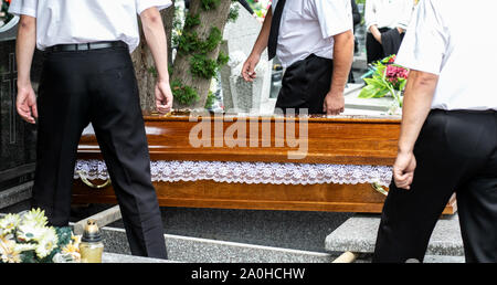 Trauerfeiern, Sarg in Begräbnis, letzten Weg zum Friedhof Stockfoto