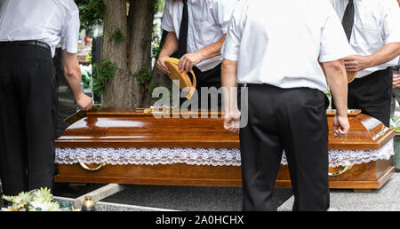 Trauerfeiern, Sarg in Begräbnis, letzten Weg zum Friedhof Stockfoto