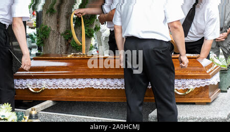 Trauerfeiern, Sarg in Begräbnis, letzten Weg zum Friedhof Stockfoto