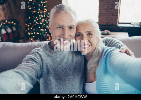 Self-portrait von Nizza Schöne charmante schönen adorable Fröhliche grauhaarige Ehepaar Mann und Frau umarmen sitzen auf Schlafcouch couch Sofa in h Stockfoto