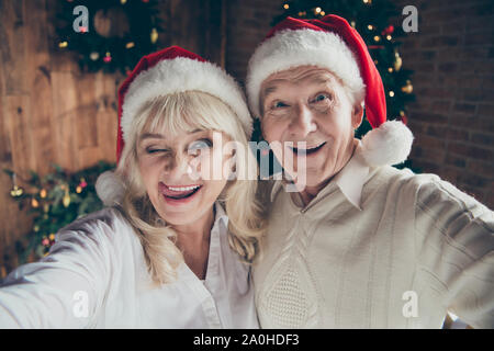 Selbstportrait von zwei Verrückte witzig funky kindlich verspielt Fröhlich positive charmante grauhaarige Menschen Oma Opa für Hüte mit weißen Kugeln in der Nähe von fi Stockfoto