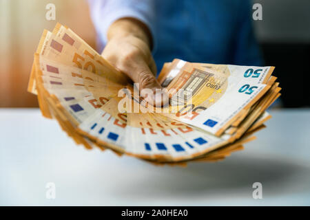 Konsumkredit oder Preisgeld Konzept hand mit Euro Banknoten Stockfoto