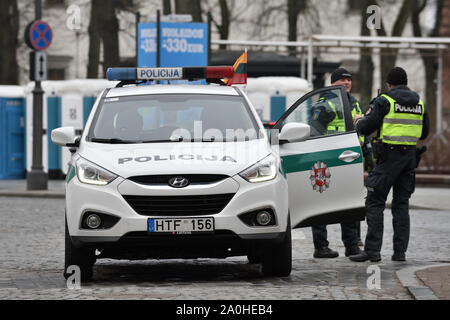 Vilnius, Litauen - 16. Februar: Polizei Auto In der Altstadt von Vilnius Geparkt am 16. Februar 2019. Vilnius ist die Hauptstadt Litauens und seiner größten c Stockfoto