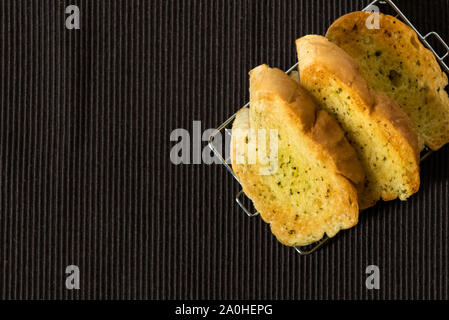 Knoblauch und Kräuter Scheiben Brot auf dem Tisch Stockfoto