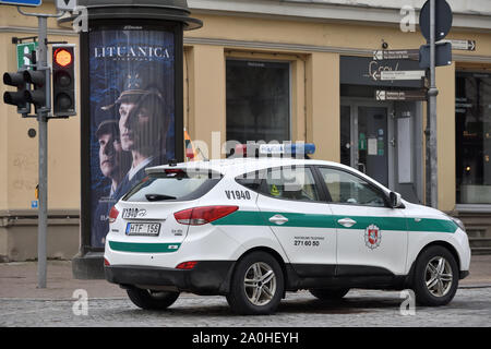 Vilnius, Litauen - 16. Februar: Polizei Auto In der Altstadt von Vilnius Geparkt am 16. Februar 2019. Vilnius ist die Hauptstadt Litauens und seiner größten c Stockfoto