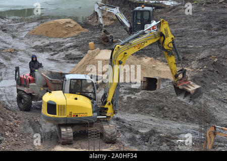 Vilnius, Litauen - 16. Februar: Bagger auf der Baustelle am 16. Februar 2019. Vilnius ist die Hauptstadt Litauens und seine größte Stadt. Stockfoto