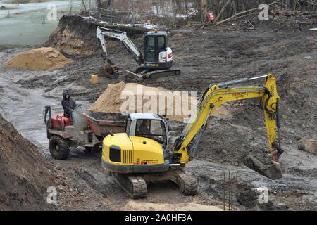 Vilnius, Litauen - 16. Februar: Bagger auf der Baustelle am 16. Februar 2019. Vilnius ist die Hauptstadt Litauens und seine größte Stadt. Stockfoto