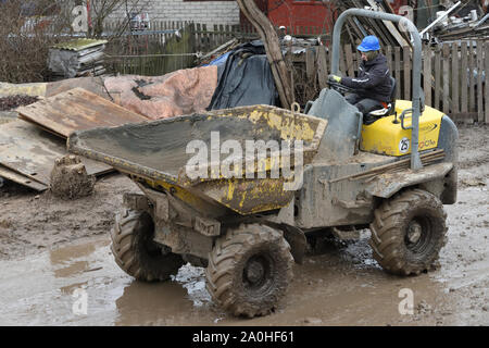 Vilnius, Litauen - 16. Februar: Kleine Dump Truck schleppen Boden während Straßenbau am 16. Februar 2019. Vilnius ist die Hauptstadt Litauens eine Stockfoto