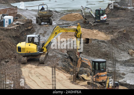 Vilnius, Litauen - 16. Februar: Bagger auf der Baustelle am 16. Februar 2019. Vilnius ist die Hauptstadt Litauens und seine größte Stadt. Stockfoto