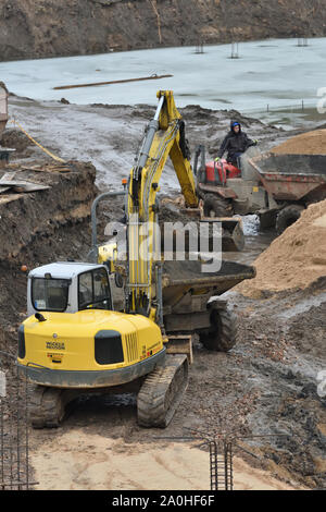 Vilnius, Litauen - 16. Februar: Bagger auf der Baustelle am 16. Februar 2019. Vilnius ist die Hauptstadt Litauens und seine größte Stadt. Stockfoto