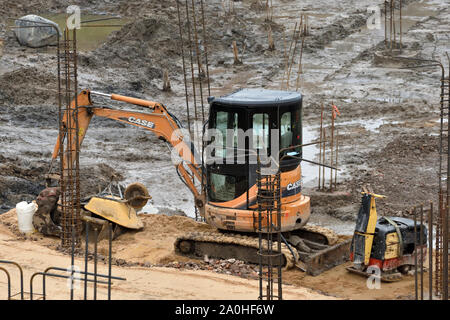 Vilnius, Litauen - 16. Februar: Bagger auf der Baustelle am 16. Februar 2019. Vilnius ist die Hauptstadt Litauens und seine größte Stadt. Stockfoto