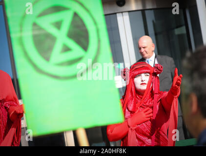Southampton, Großbritannien, 20. September 2019. Aussterben Rebellion' Rote Rebellen und Klimawandel Aktivisten protestieren außerhalb des Karnevals in Southampton, bevor sie durch die Straßen von Southampton marschieren als Teil der globalen Streik internationalen Protest. Kredit Stuart Martin/Alamy leben Nachrichten Stockfoto