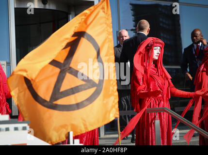 Southampton, Großbritannien, 20. September 2019. Aussterben Rebellion' Rote Rebellen und Klimawandel Aktivisten protestieren außerhalb des Karnevals in Southampton, bevor sie durch die Straßen von Southampton marschieren als Teil der globalen Streik internationalen Protest. Kredit Stuart Martin/Alamy leben Nachrichten Stockfoto