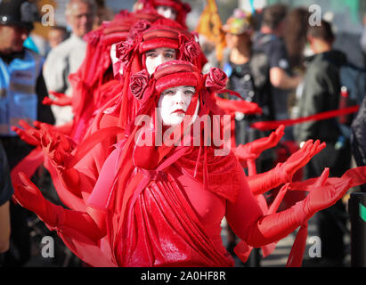 Southampton, Großbritannien, 20. September 2019. Aussterben Rebellion' Rote Rebellen und Klimawandel Aktivisten protestieren außerhalb des Karnevals in Southampton, bevor sie durch die Straßen von Southampton marschieren als Teil der globalen Streik internationalen Protest. Kredit Stuart Martin/Alamy leben Nachrichten Stockfoto