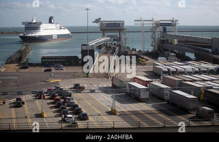 Die DFDS Fähre kommt an der Hafen von Dover Fährhafen. Stockfoto