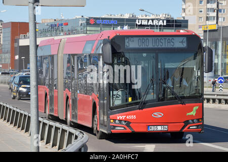 Vilnius, Litauen - 02 April: Verkehr, öffentlicher Bus auf der Autobahn unterwegs in Vilnius am April 02, 2018. Vilnius ist die Hauptstadt Litauens und seiner größten c Stockfoto