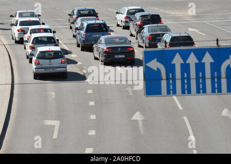 Vilnius, Litauen - 02 April: Verkehr, Autos auf der Autobahn unterwegs in Vilnius am April 02, 2018. Vilnius ist die Hauptstadt Litauens und seine größte Stadt. Stockfoto