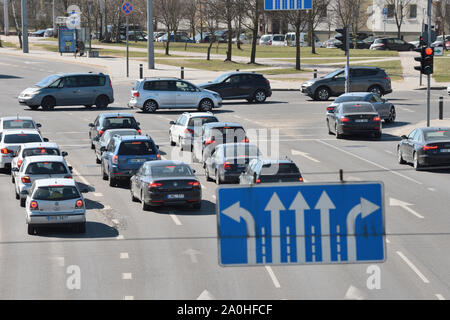 Vilnius, Litauen - 02 April: Verkehr, Autos auf der Autobahn unterwegs in Vilnius am April 02, 2018. Vilnius ist die Hauptstadt Litauens und seine größte Stadt. Stockfoto