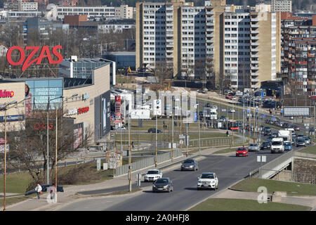 Vilnius, Litauen - 02 April: Verkehr, Autos auf der Autobahn unterwegs in Vilnius am April 02, 2018. Vilnius ist die Hauptstadt Litauens und seine größte Stadt. Stockfoto