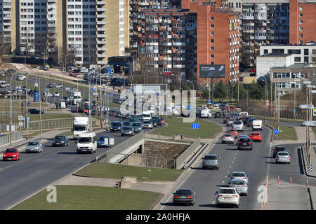 Vilnius, Litauen - 02 April: Verkehr, Autos auf der Autobahn unterwegs in Vilnius am April 02, 2018. Vilnius ist die Hauptstadt Litauens und seine größte Stadt. Stockfoto