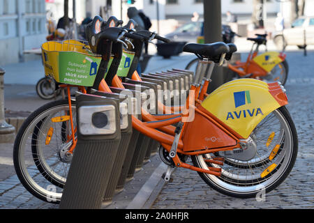 Vilnius, Litauen - 02 April: Bunte Aviva Fahrräder an parkinkg, für Miete in Vilnius zur Verfügung am April 02, 2018. Vilnius ist die Hauptstadt von Litauen Stockfoto