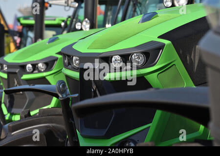 Kaunas, Litauen - 04 April: deutz-fahr Traktoren und Logo in Kaunas am 04 April, 2019. Deutz-Fahr ist eine Marke von Traktoren und anderen landwirtschaftlichen Geräten Stockfoto