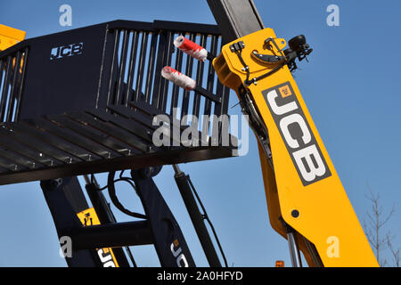 Kaunas, Litauen - 04 April: JCB heavy duty equipment Fahrzeug und Logo in Kaunas am 04 April, 2019. JCB Corporation ist die Herstellung von Anlagen für c Stockfoto