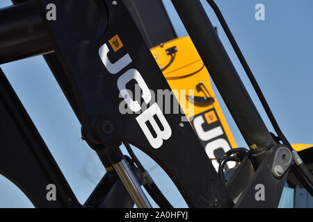 Kaunas, Litauen - 04 April: JCB heavy duty equipment Fahrzeug und Logo in Kaunas am 04 April, 2019. JCB Corporation ist die Herstellung von Anlagen für c Stockfoto