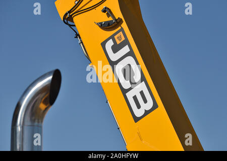 Kaunas, Litauen - 04 April: JCB heavy duty equipment Fahrzeug und Logo in Kaunas am 04 April, 2019. JCB Corporation ist die Herstellung von Anlagen für c Stockfoto