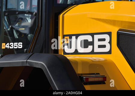 Kaunas, Litauen - 04 April: JCB heavy duty equipment Fahrzeug und Logo in Kaunas am 04 April, 2019. JCB Corporation ist die Herstellung von Anlagen für c Stockfoto