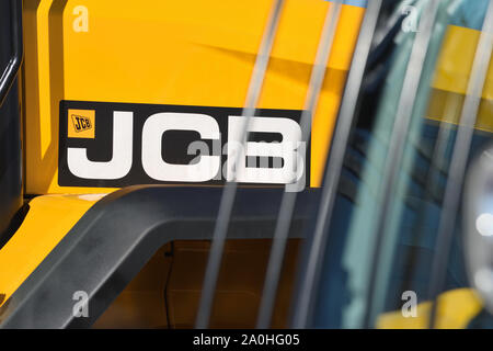 Kaunas, Litauen - 04 April: JCB heavy duty equipment Fahrzeug und Logo in Kaunas am 04 April, 2019. JCB Corporation ist die Herstellung von Anlagen für c Stockfoto