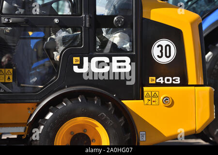 Kaunas, Litauen - 04 April: JCB heavy duty equipment Fahrzeug und Logo in Kaunas am 04 April, 2019. JCB Corporation ist die Herstellung von Anlagen für c Stockfoto