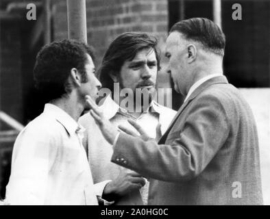 Bauarbeiter streiken Ricky Tomlinson und John McKinsie Jones im Gespräch mit dem Polizeipräsidenten auf der Baustelle im Jahr 1972. Union of Construction, Allied Trades und Techniker UCATT-Mitglieder picked Baustellen in Shrewsbury und Telford, die zu einem Gerichtsverfahren geführt wurden, waren Tomlinson und andere wurden wegen Verschwörung inhaftiert. Ihre Verurteilungen wurden 2021 vom Berufungsgericht abgelehnt. Stockfoto