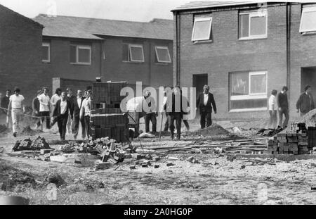 Bauarbeiter fliegen im September 6th 1972 auf der Wohnbaustelle Brookside Streikposten. Union of Construction, Allied Trades und Techniker UCATT-Mitglieder picked Baustellen in Shrewsbury und Telford, die zu einem Gerichtsverfahren geführt wurden, wo Ricky Tomlinson und des Warren wegen Verschwörung inhaftiert waren. Ihre Verurteilungen wurden 2021 vom Berufungsgericht abgelehnt. Stockfoto