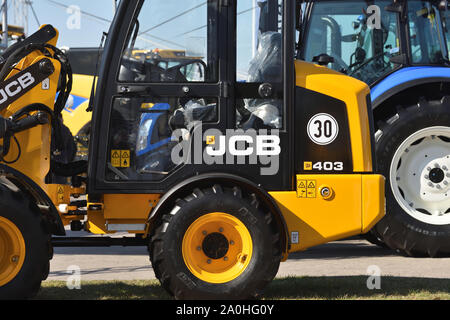 Kaunas, Litauen - 04 April: JCB heavy duty equipment Fahrzeug und Logo in Kaunas am 04 April, 2019. JCB Corporation ist die Herstellung von Anlagen für c Stockfoto