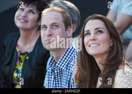 Herzog und Herzogin von Cambridge besuchen Taronga Zoo, Sydney, Australien. Prinz William, Herzog von Cambridge, und Katharina, Herzogin von Cambridge geniessen Watch Stockfoto