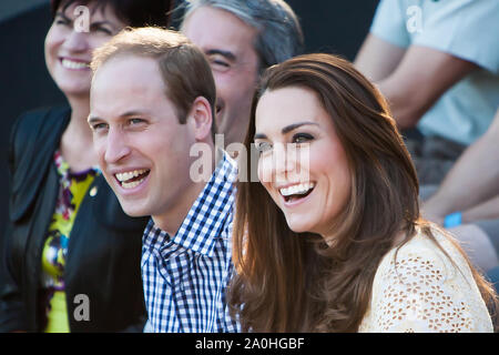 Herzog und Herzogin von Cambridge besuchen Taronga Zoo, Sydney, Australien. Prinz William, Herzog von Cambridge, und Katharina, Herzogin von Cambridge geniessen Watch Stockfoto