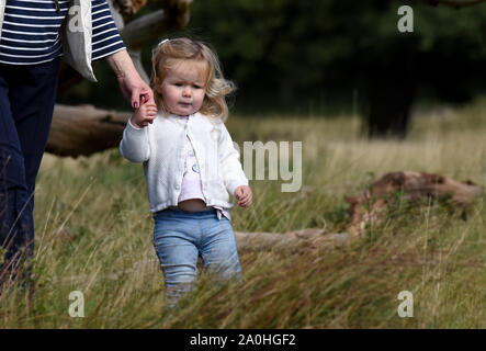 Kind Kleinkind Mädchen Hand in Hand mit Erwachsenen beim Gehen Stockfoto