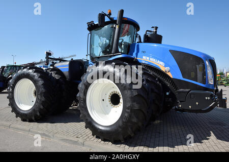 Kaunas, Litauen - 04 April: New Holland Traktor und Logo in Kaunas am 04 April, 2019. New Holland ist eine globale Marke von landwirtschaftlichen Maschinen Produk Stockfoto