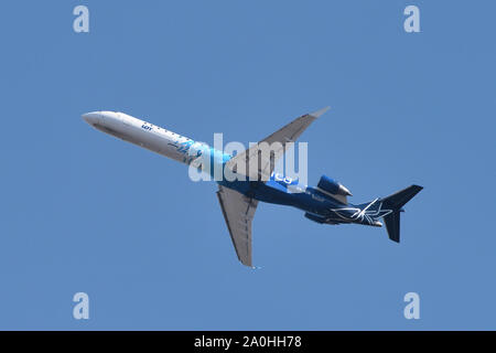 Vilnius, Litauen - 16. April: LOT Polish Airlines Bombardier CRJ700 Serie Flugzeug in Vilnius am 16. April 2019 in Vilnius, Litauen. Stockfoto