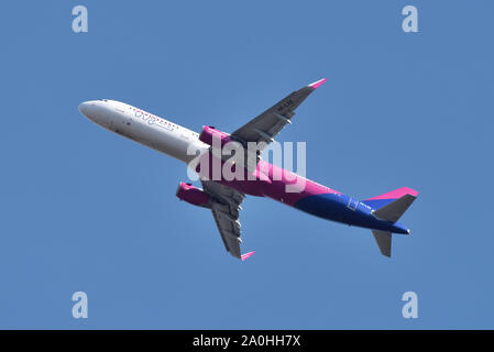 Vilnius, Litauen - 16. April: wizzair Airbus A 321-200 Flugzeug in Vilnius am 16. April 2019 in Vilnius, Litauen. Stockfoto