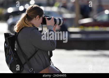 Vilnius, Litauen - 16. April: Nicht identifizierte Personen in der Altstadt von Vilnius am 16. April 2019 in Vilnius, Litauen. Vilnius ist die Hauptstadt Litauens und Stockfoto