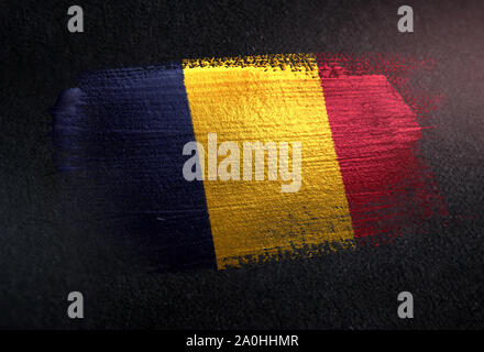Tschad Fahne aus metallischen Bürste Farbe auf Grunge dunkle Wand Stockfoto