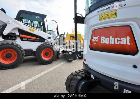 Vilnius, Litauen - 25. April: Bobcat heavy duty equipment Fahrzeug und Logo am 25. April 2019 in Vilnius, Litauen. Bobcat Company ist ein US-amerikanischer-base Stockfoto