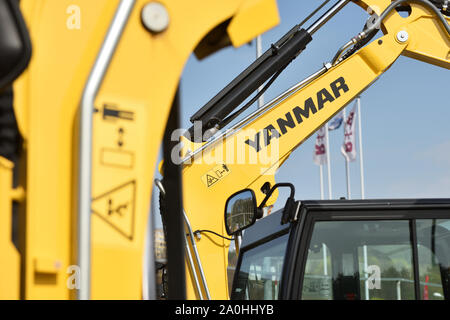 Vilnius, Litauen - 25. April: Yanmar Bagger und Logo am 25. April 2019 in Vilnius, Litauen. Yanmar ist ein japanisches Unternehmen im Manufact beteiligt Stockfoto